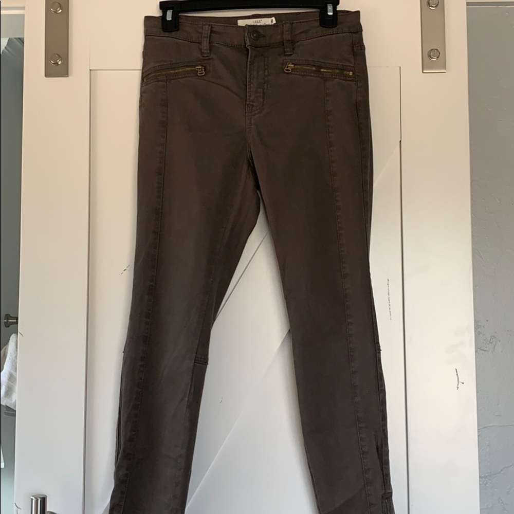 Skinny pants with zippers on the bottom